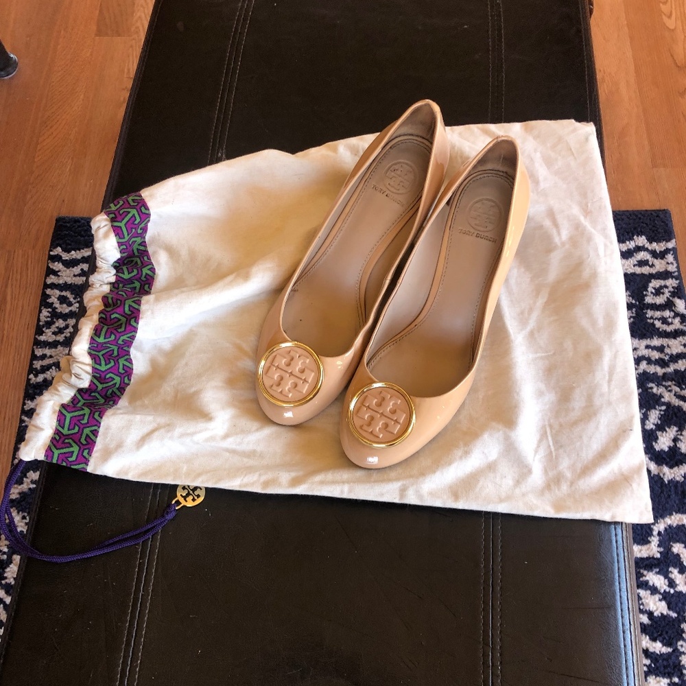 Tory Burch Twiggy Medallion Patent Wedge Pump, Tan Size 7.5